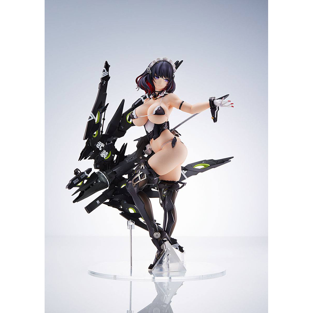 Eine Figur einer Frau in einem schwarzen Bikini mit einem großen schwarzen mechanischen Flügel auf dem Rücken.