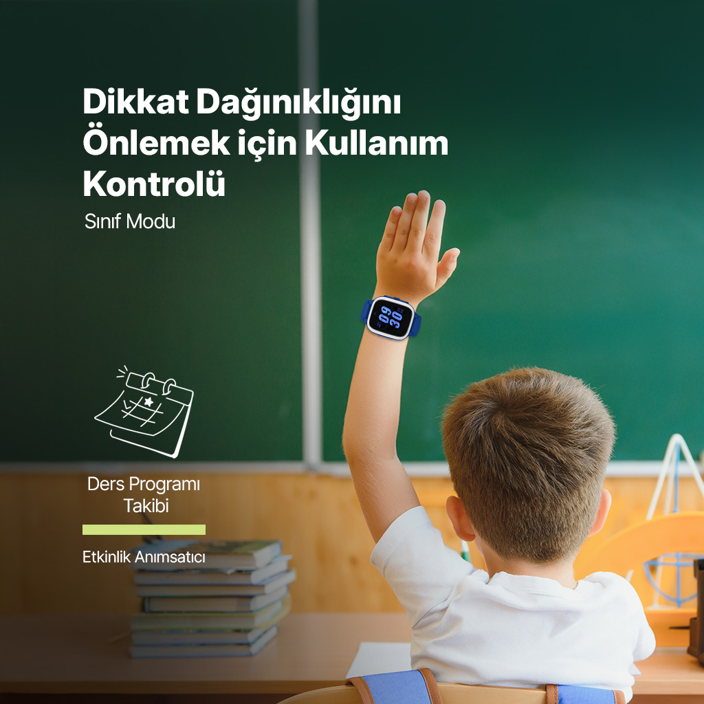Öğrenci akıllı saatli elini kaldırır, sınıfta tahta ve kitaplar var.
