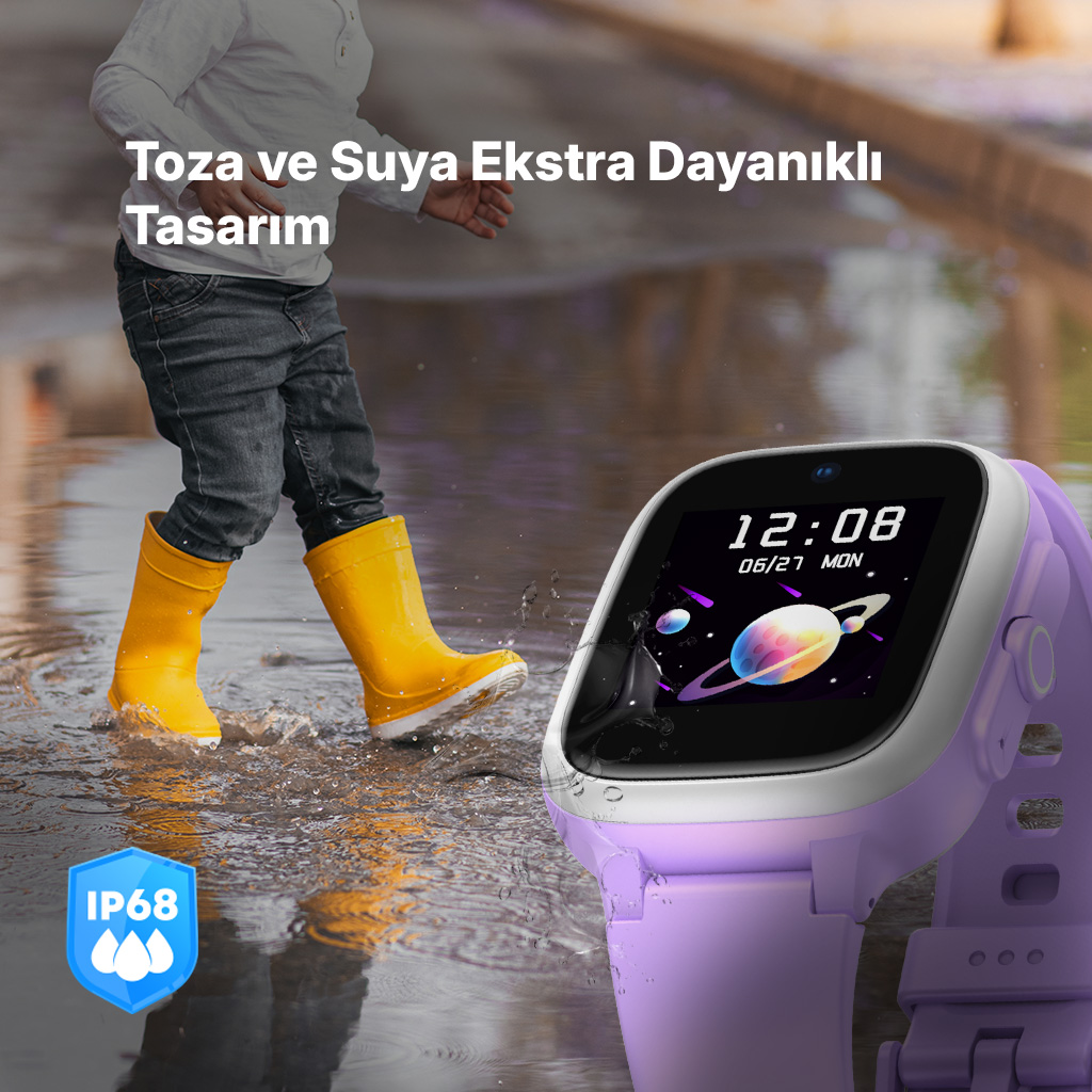 Sarı çizmeli çocuk, mor akıllı saatin yanında suda şıpırtılar çıkarıyor.