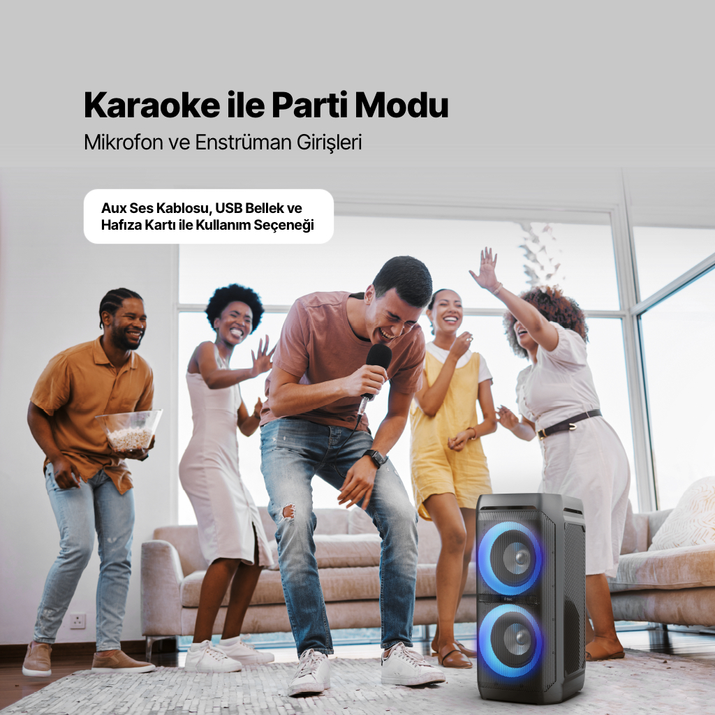 Beş arkadaş mavi ışıklarla aydınlatılmış hoparlöre karşı karaoke yapıyor.