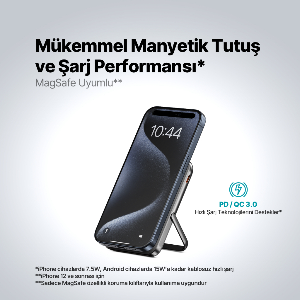 Bir akıllı telefon MagSafe şarj cihazına ve standına takılı. PD/QC 3.0 destekler.