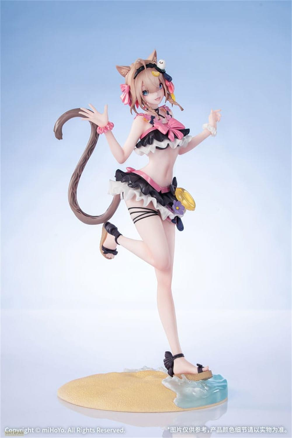 Eine Anime-Figur mit Katzenohren und einem Schwanz in einem Bikini steht auf einem Sand- und Wasserpodest.