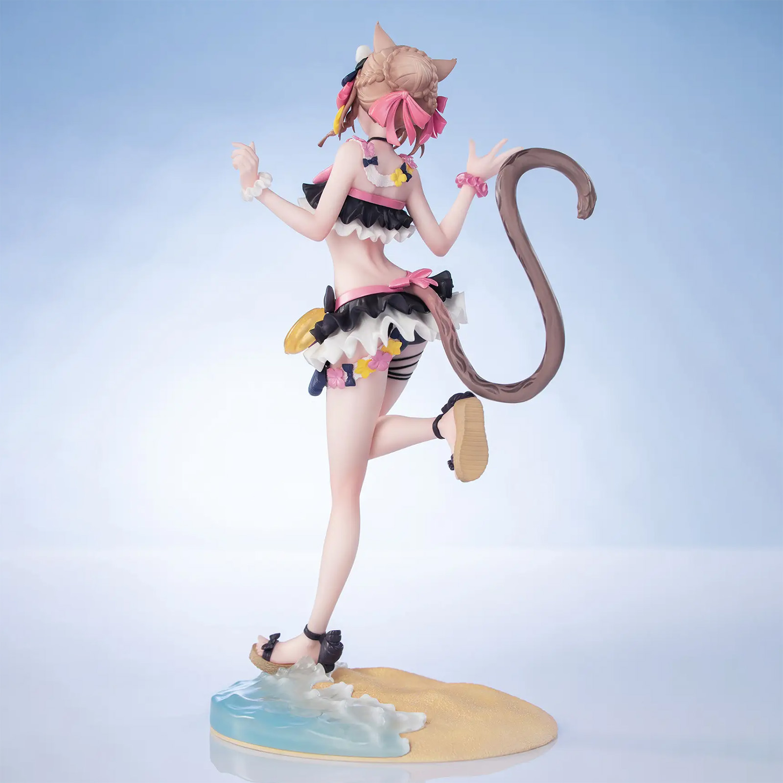 Eine Anime-Figur im Badeanzug mit Katzenohren und einem Schwanz steht auf einem Strand mit blauem Himmel.