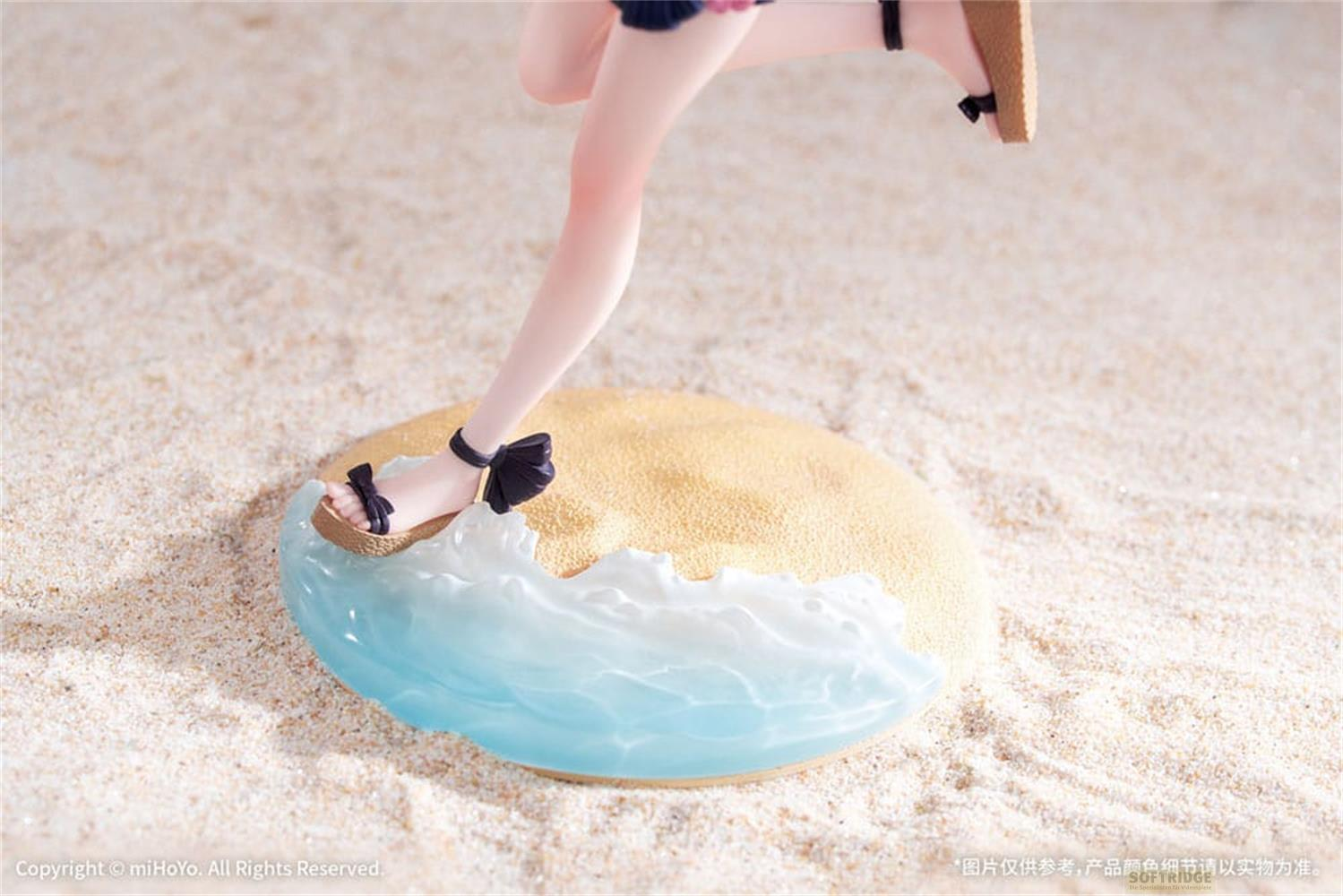 Beine einer Figur stehen an einem Sandstrand mit blauer Wellenbasis und Sandalen mit schwarzen Schleifen.