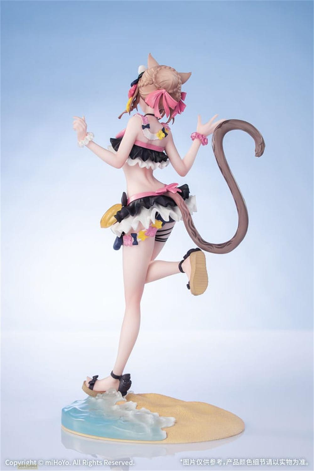 Eine Anime-Figur mit Katzenohren in einem schwarz-pinken Bikini steht auf einem Sandstrand.