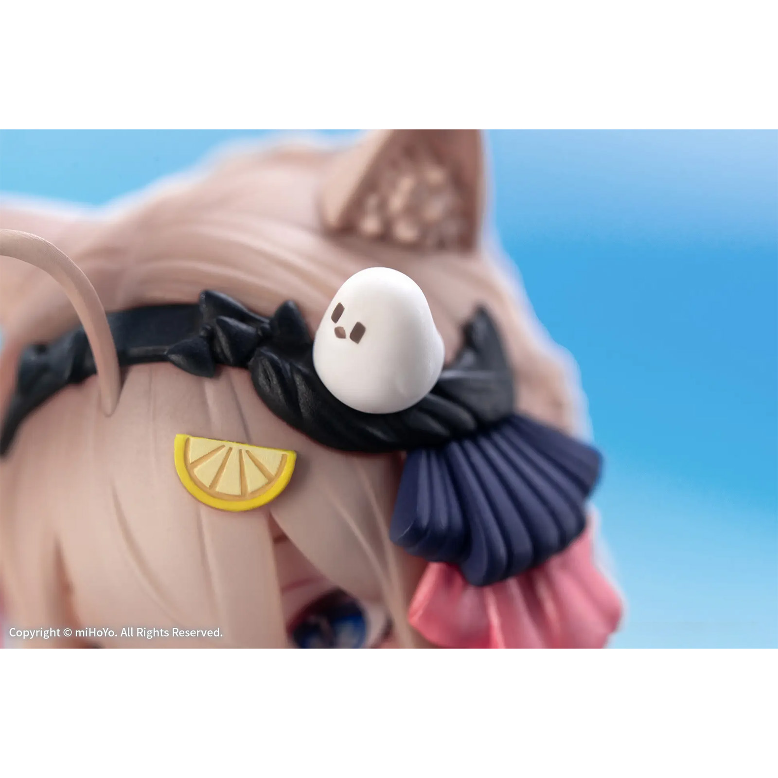 Figur mit rosa Haaren, süßer weißer Geist und Zitronen-Accessoire.
