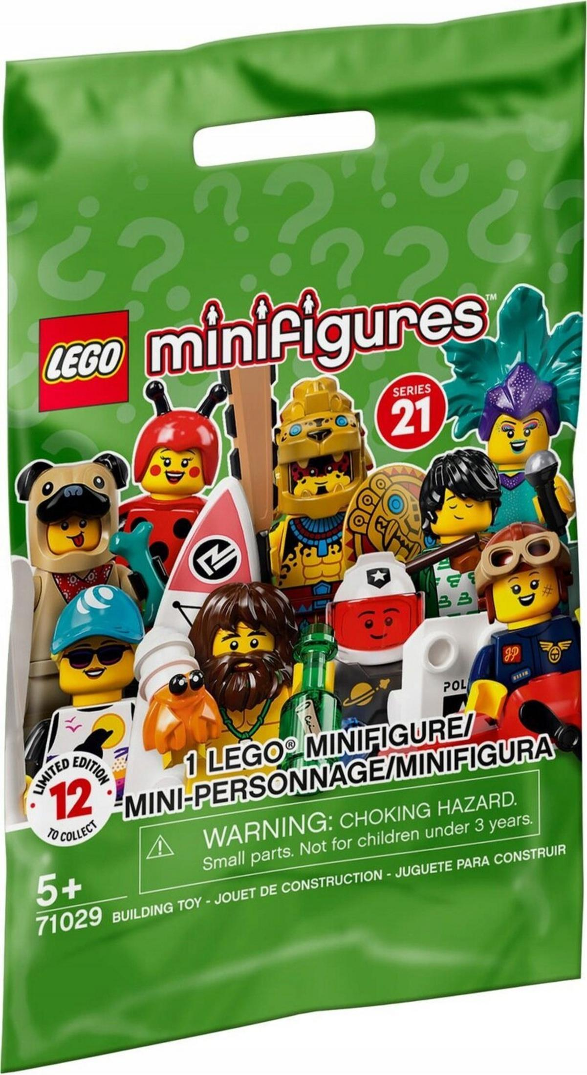 Sacchetto verde con varie minifigure Lego della serie 21, tra cui un carlino, una coccinella e un guerriero azteco.
