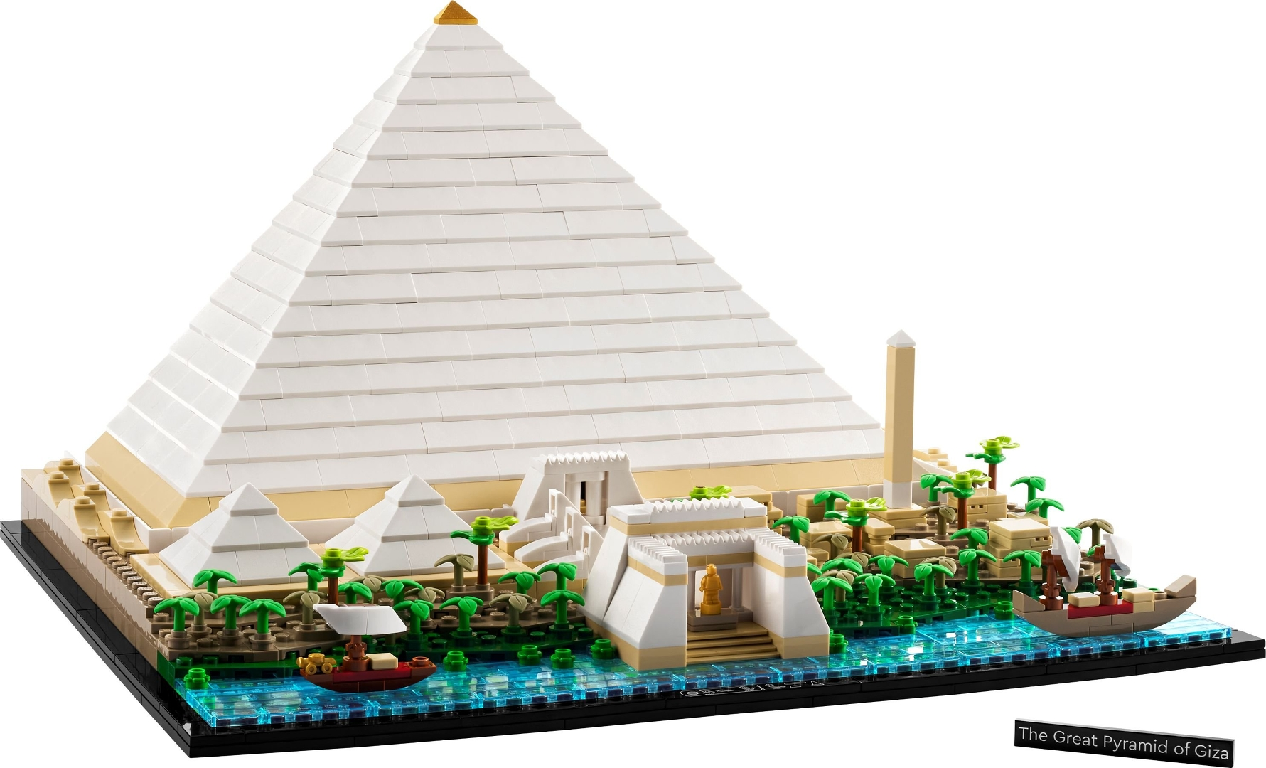 Lego-Pyramide von Gizeh mit kleineren Pyramiden, Bäumen, Booten auf Wasser und Obelisk.