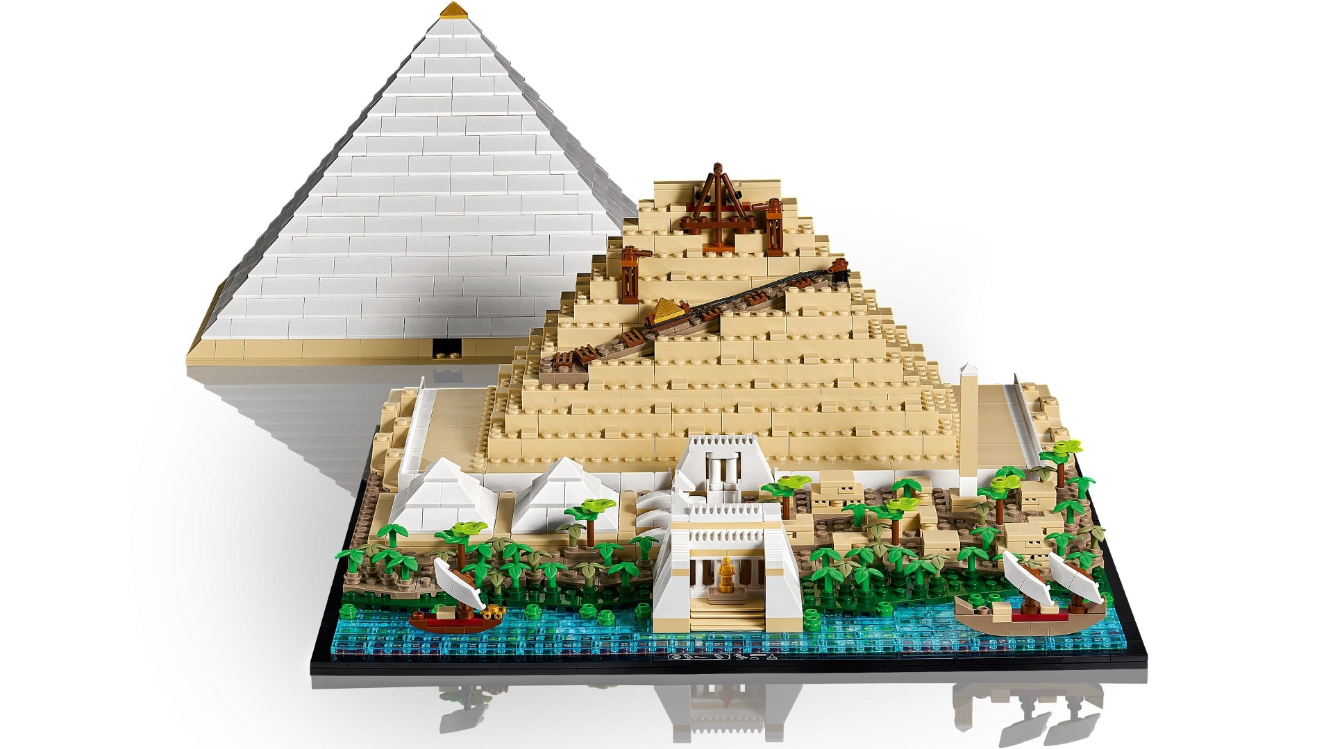 Lego-Nachbau einer Pyramide mit kleinem Dorf und Booten auf dem Wasser.