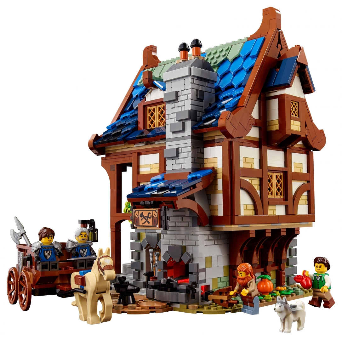 Ein LEGO-Modell eines mittelalterlichen Hauses mit Figuren, Pferd und Wagen.