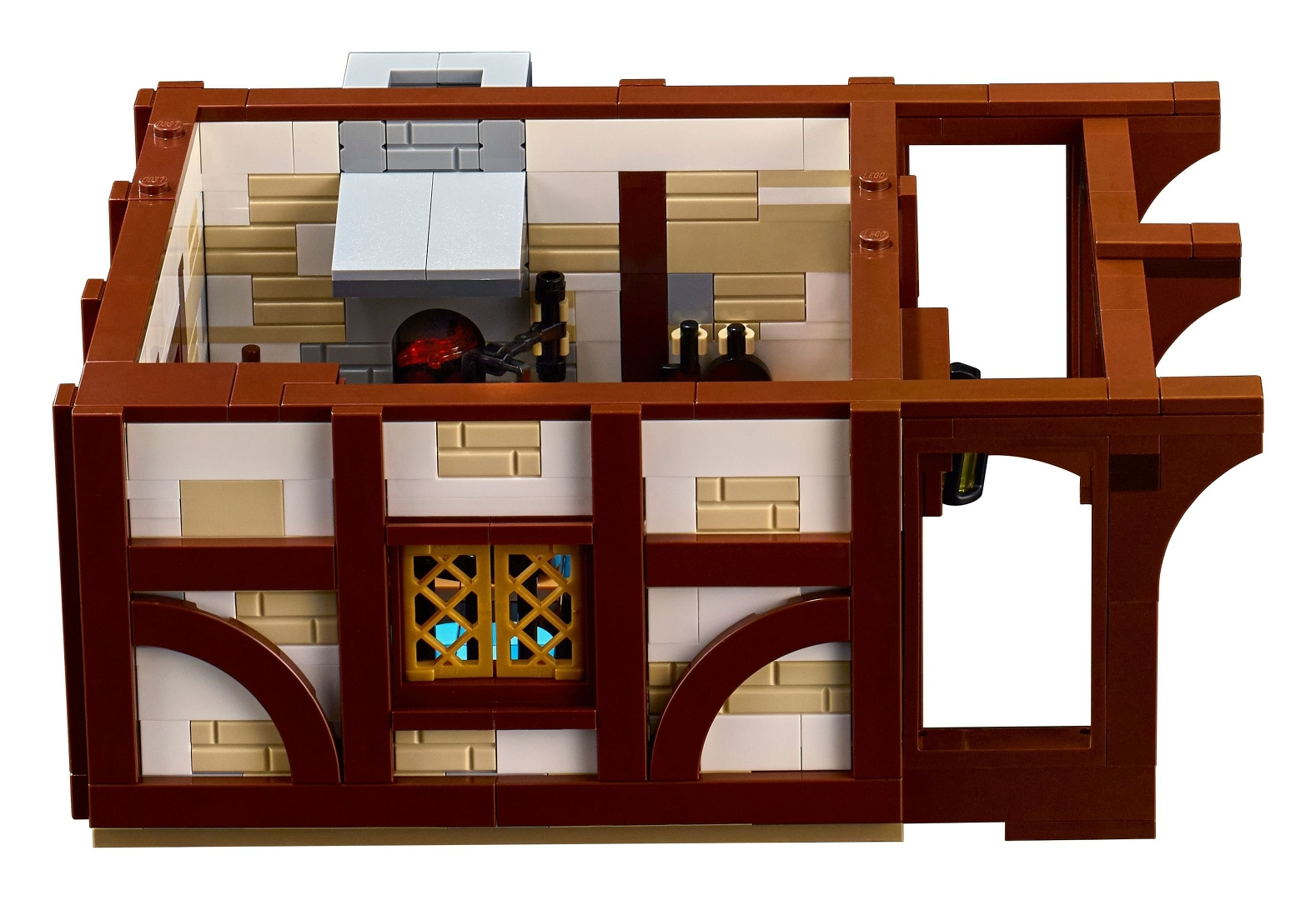 Ein mittelalterliches Fachwerkhaus-Modell aus Lego mit einem offenen Dach und einem Innenraum mit Schmiedeofen.