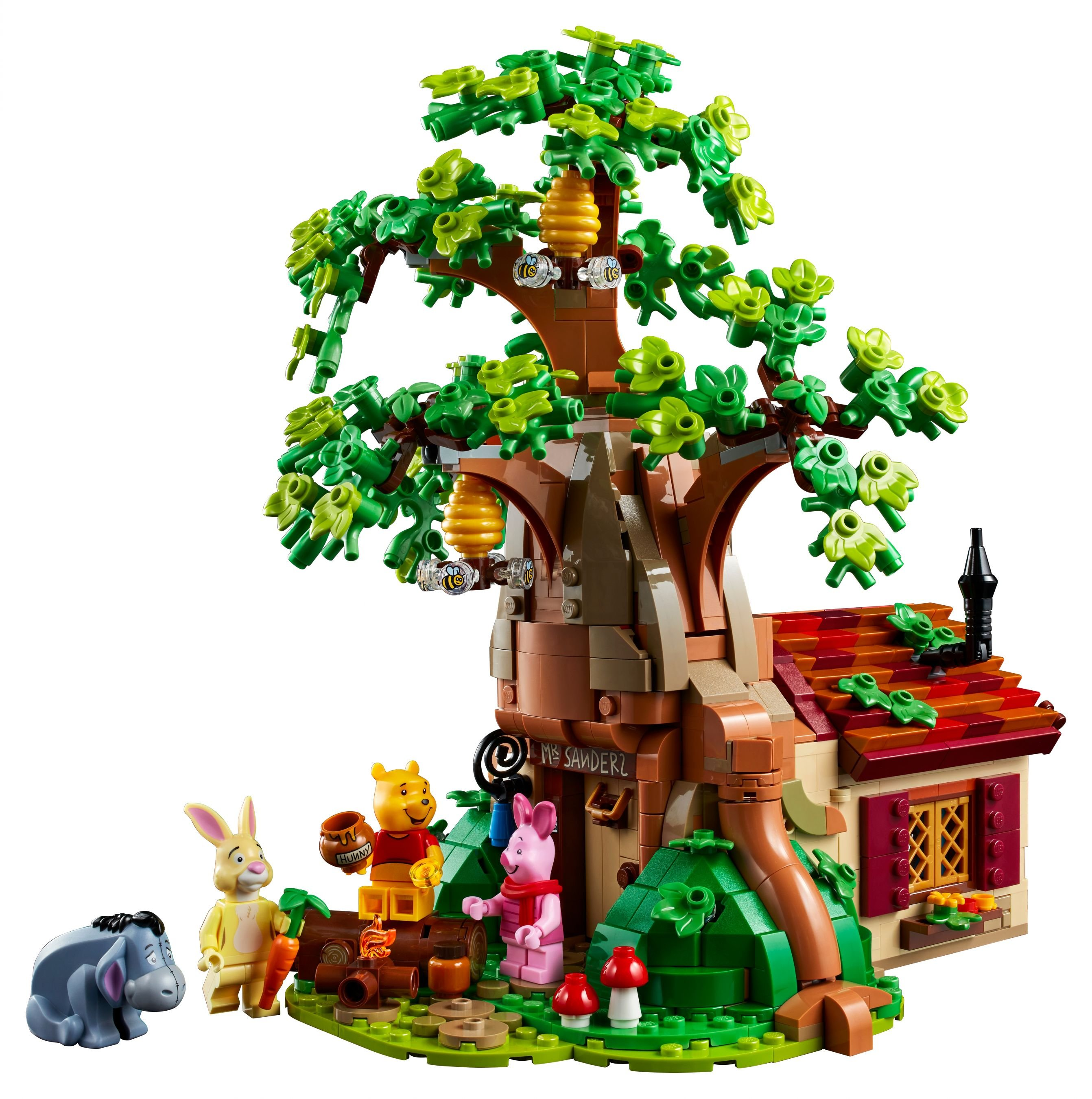 Winnie Puuhs Haus im Hundertsechzig-Morgen-Wald mit Figuren, Bienen und Honigtopf.