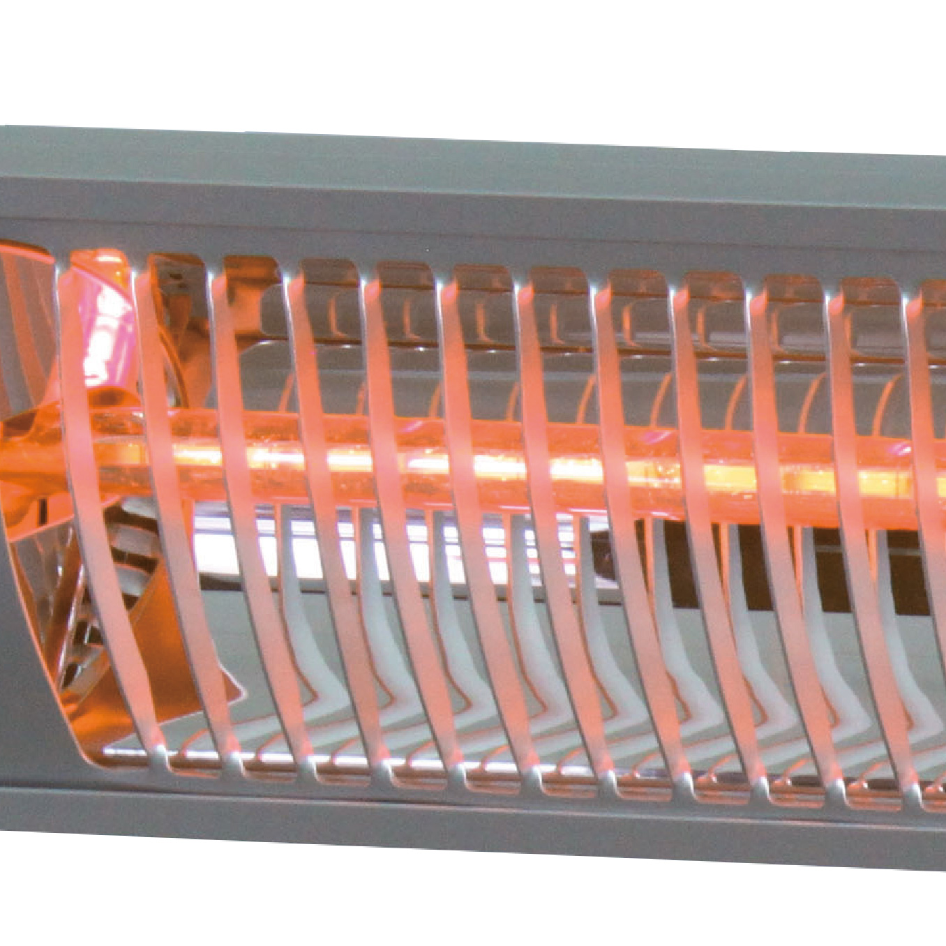 Nahaufnahme einer grauen Heizung mit glühendem orangefarbenem Heizelement u. Metalllamellen.