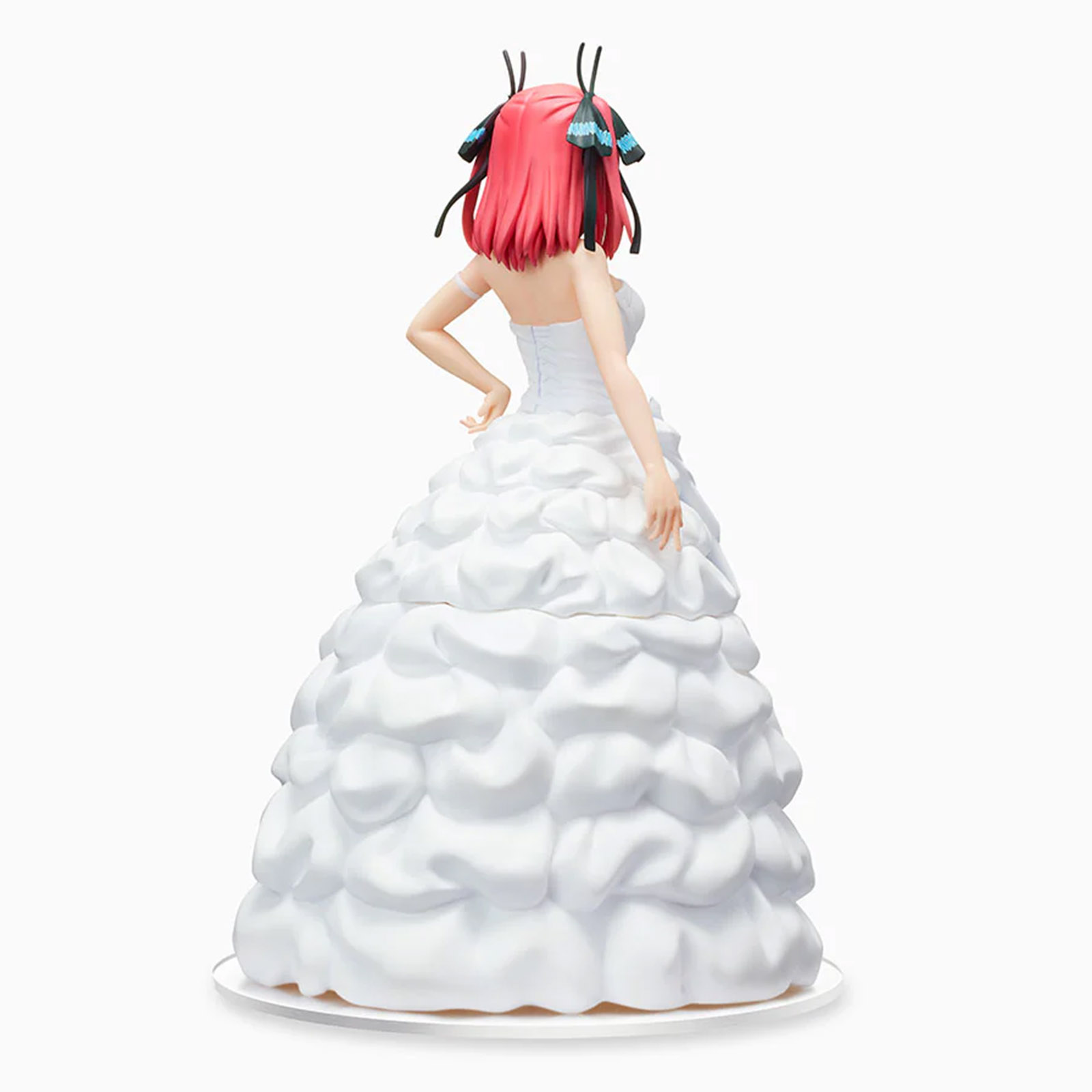 Anime-Figur mit pinken Haaren im weißen Kleid mit Rüschen, von hinten.