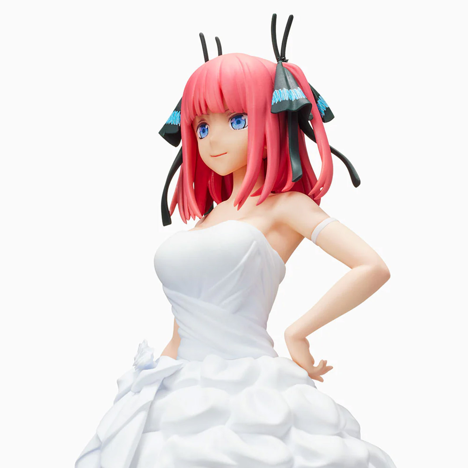 Eine Anime-Figur mit rosa Haaren und einem weißen Kleid.