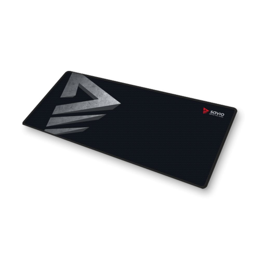 Czarna podkładka pod mysz z srebrnym logo po lewej i czerwonym logo Savio po prawej.