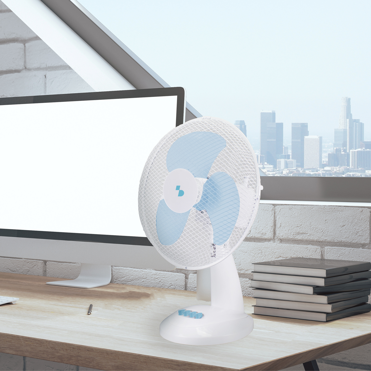 Un ventilatore bianco su una scrivania con computer e libri. Skyline della città.