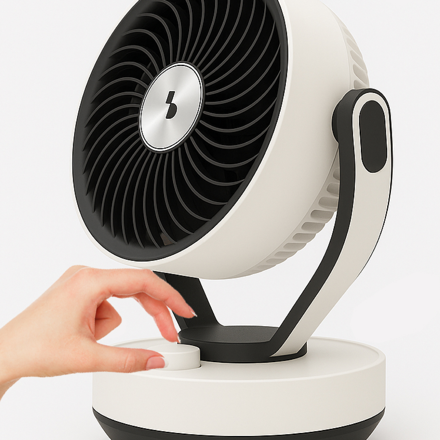 Una mano gira una manopola bianca su un ventilatore moderno bianco e nero.
