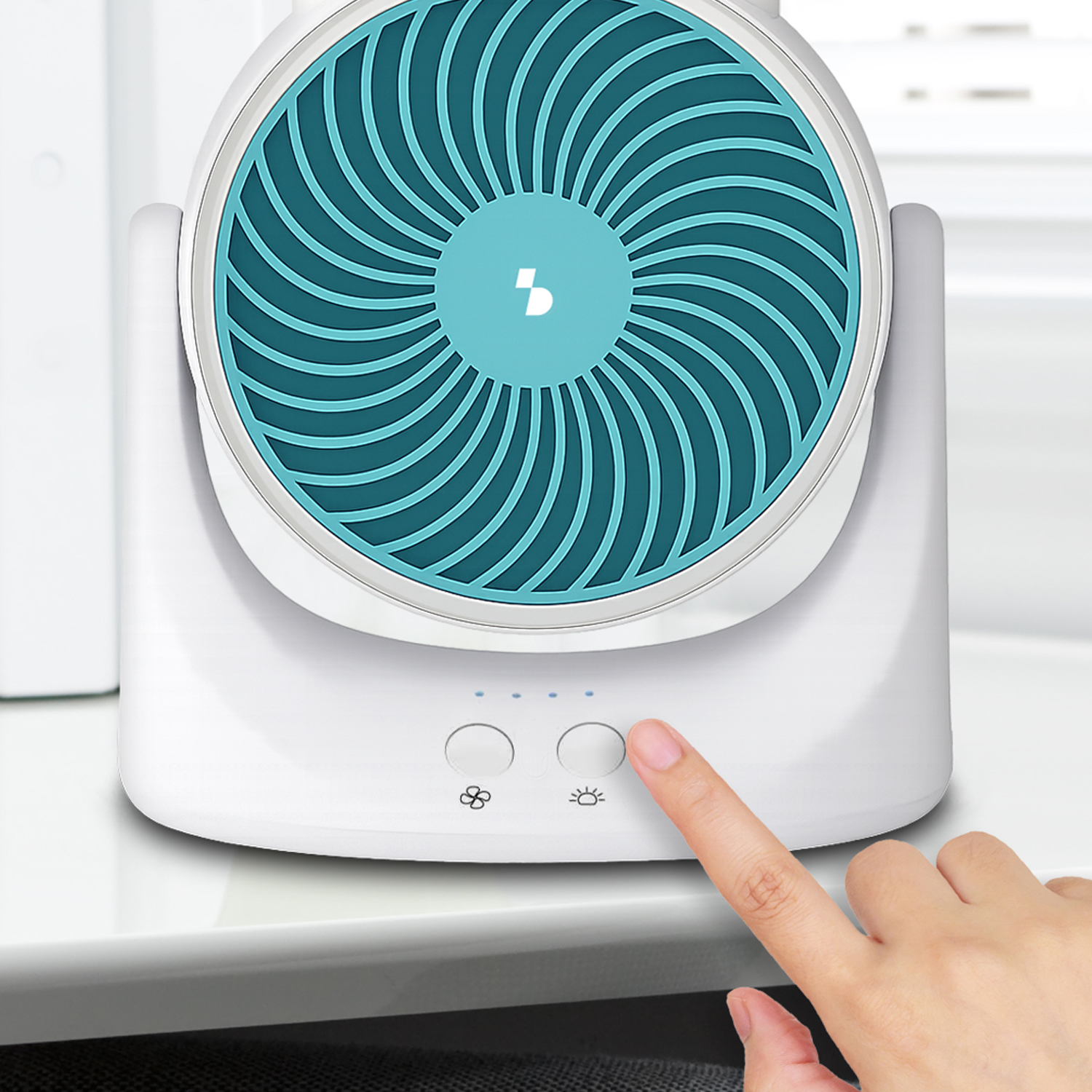 Base ventilatore bianca con griglia blu e mano che preme un pulsante.