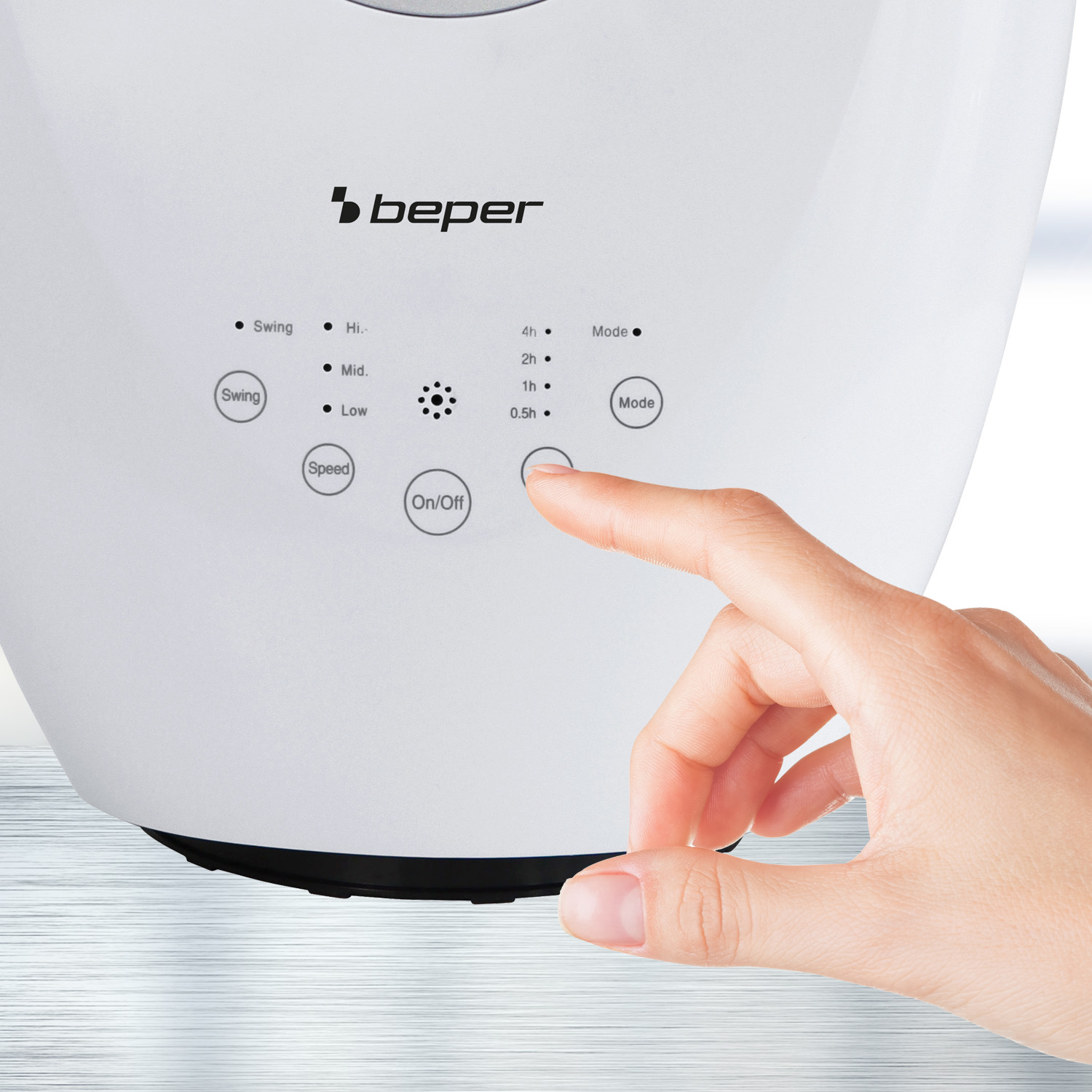 Una mano preme il pulsante 'Mode' su un dispositivo Beper bianco con controlli.