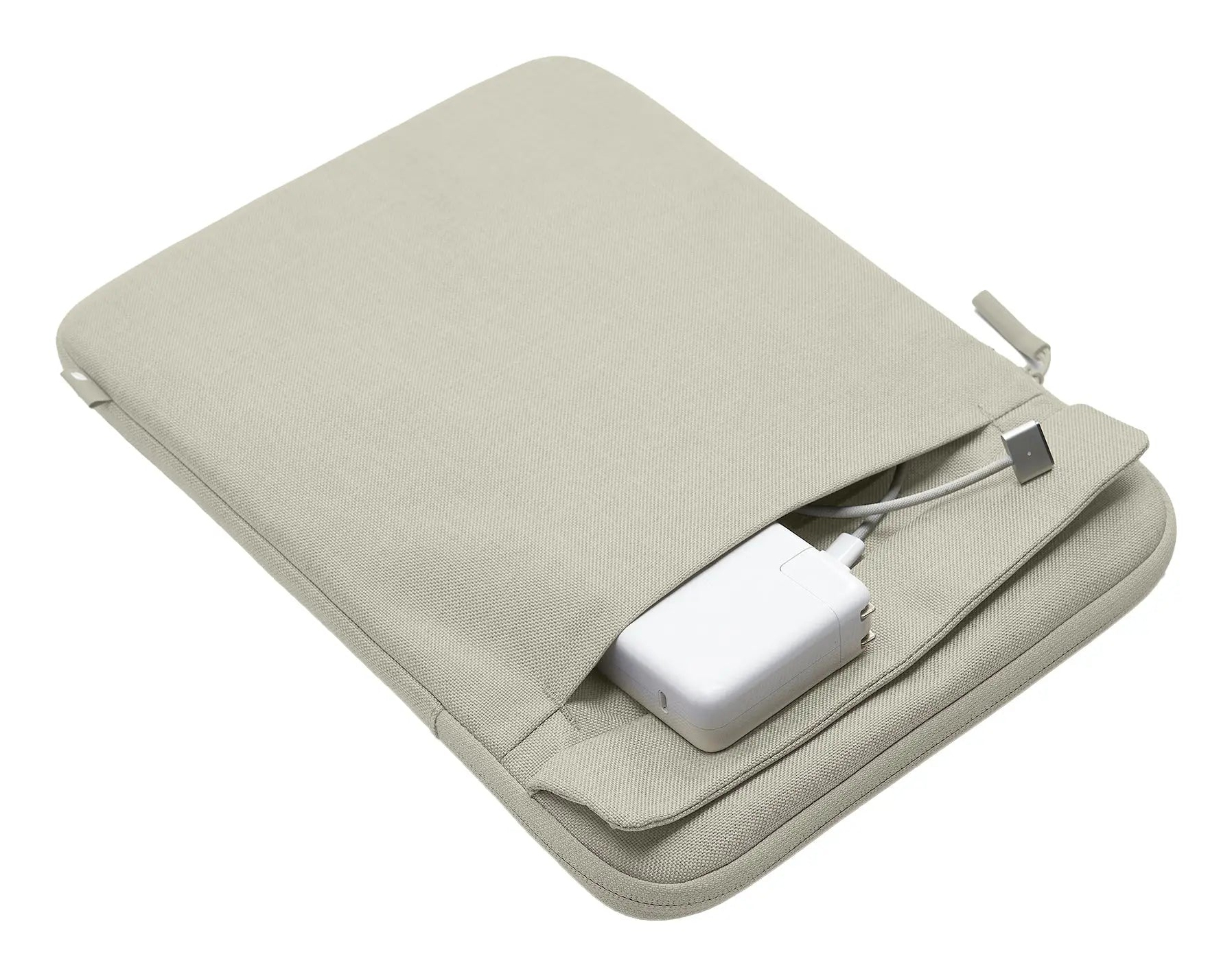 Una custodia per laptop grigio chiaro con un caricabatterie e cavo bianchi che spuntano.