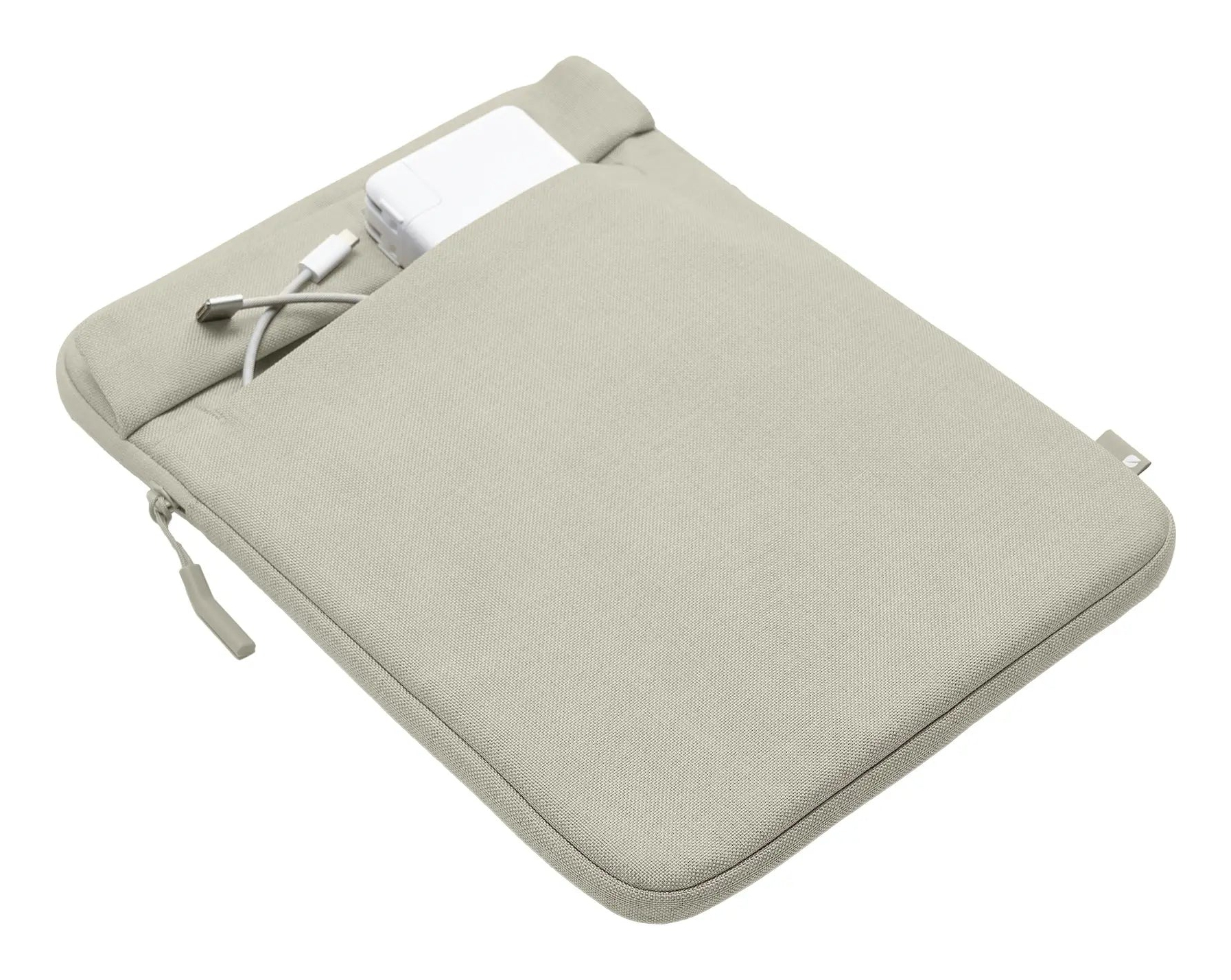 Custodia grigio chiaro per laptop con alimentatore e cavi bianchi.