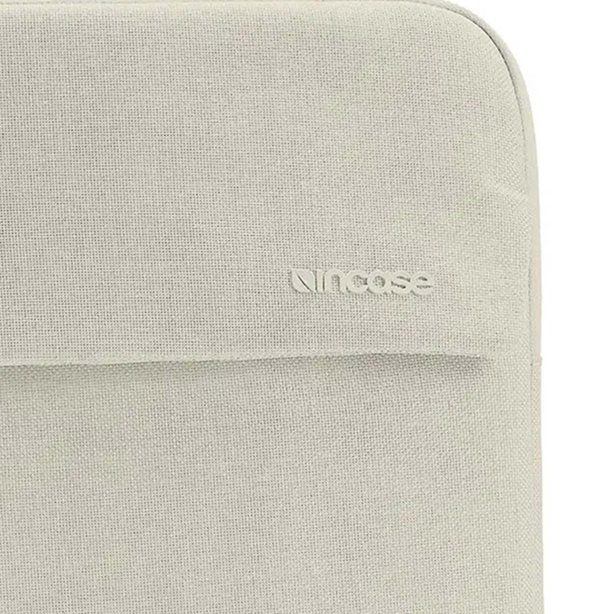 Una custodia grigio chiaro con il logo "incase" in rilievo sul davanti.