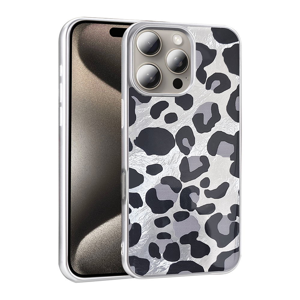 Gümüş rengi telefon, leopar desenli kılıfı ile beyaz arka planda.
