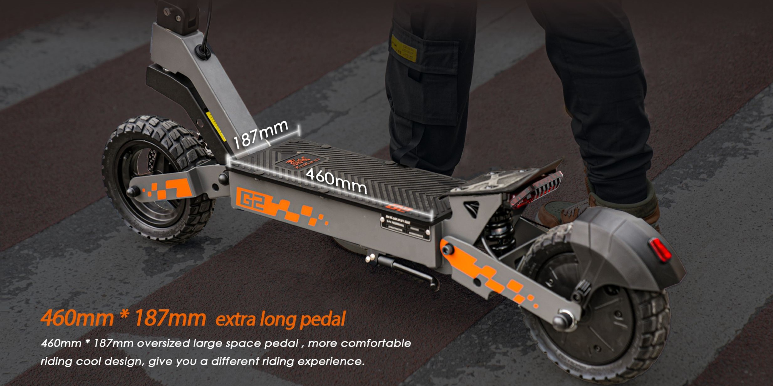 Uno scooter elettrico grigio con accenti arancioni e segni di misurazione.