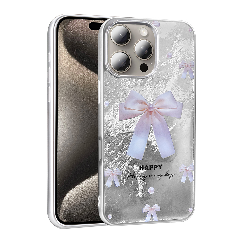 Pembe fiyonklar ve incilerle süslü gümüş telefon kılıfı, beyaz arka plan.
