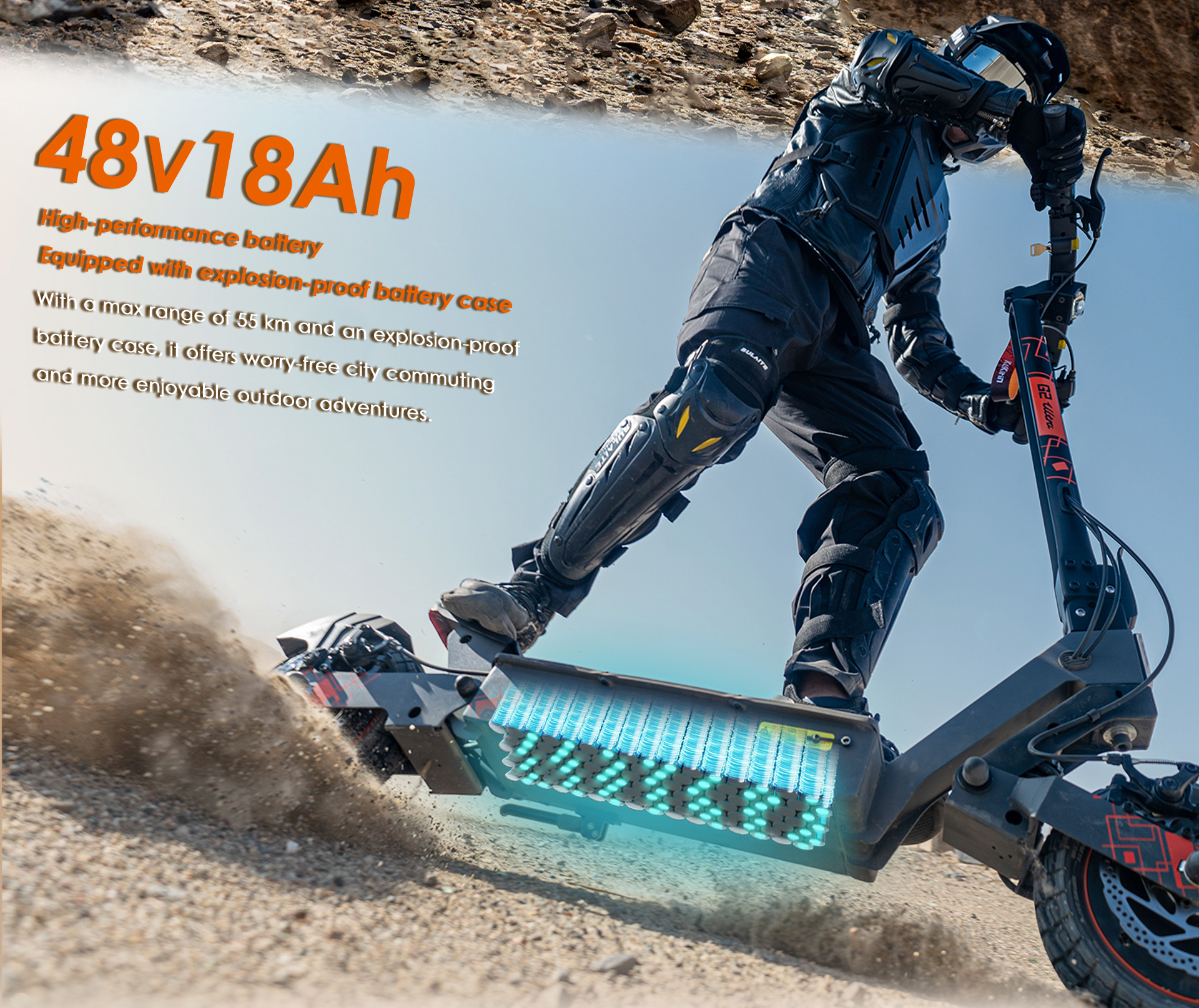 Un pilota su un monopattino elettrico con batteria accesa cavalca attraverso la sabbia.