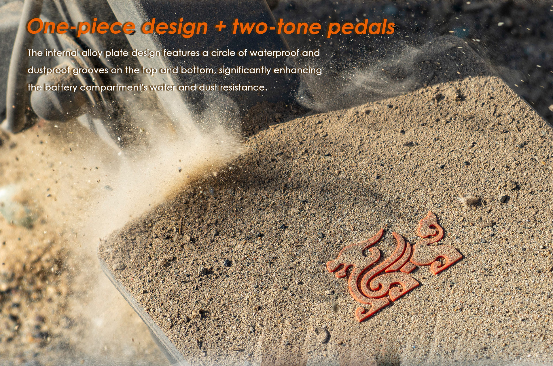 Logo leone arancione su terreno sabbioso, polvere vorticosa.