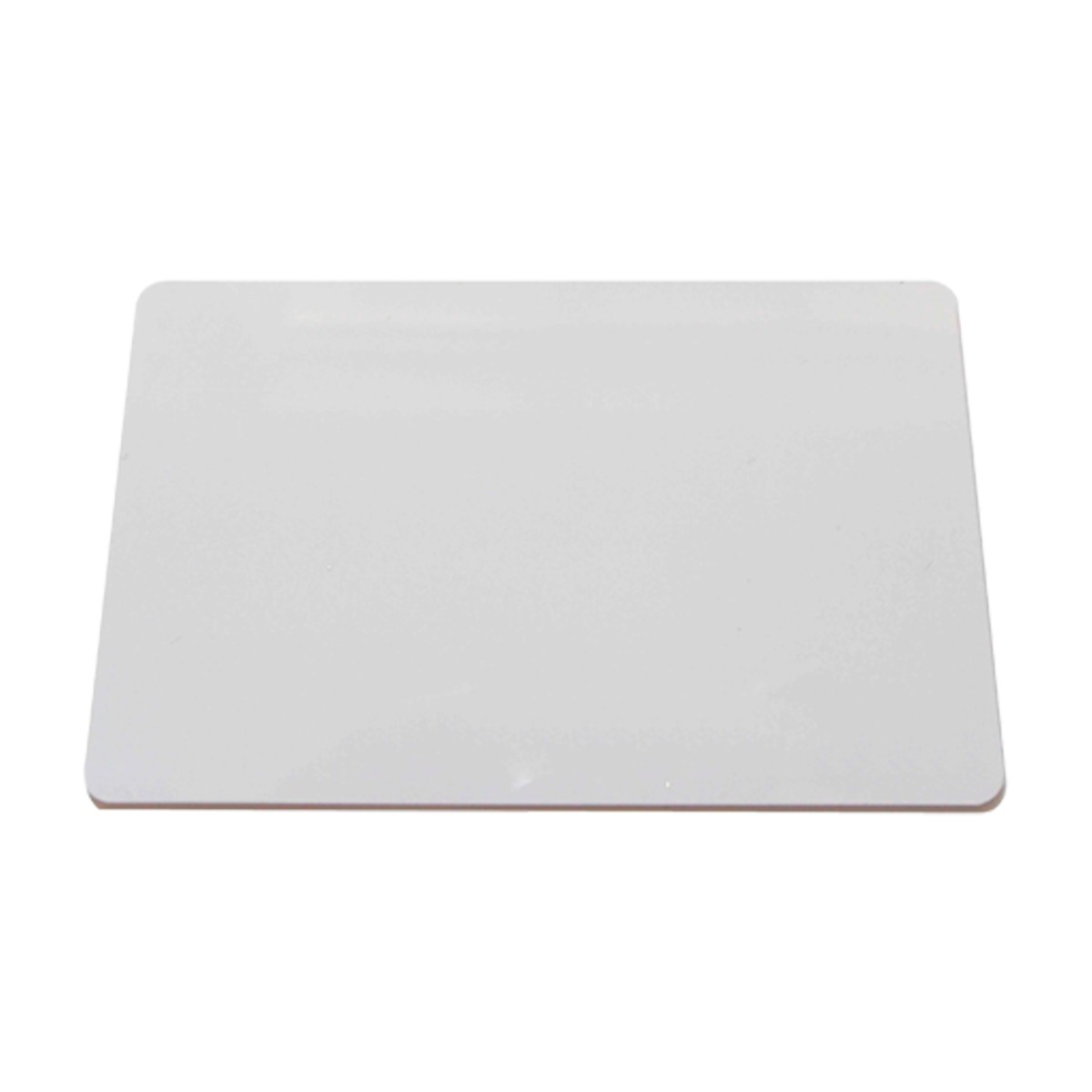 Una tarjeta blanca y rectangular con esquinas redondeadas sobre fondo blanco.
