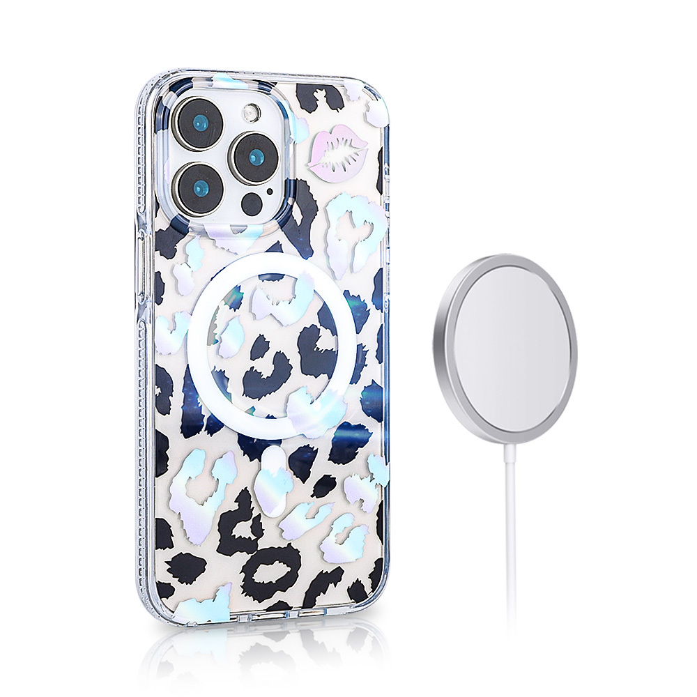 Yanında manyetik şarj cihazı bulunan leopar desenli telefon kılıfı.