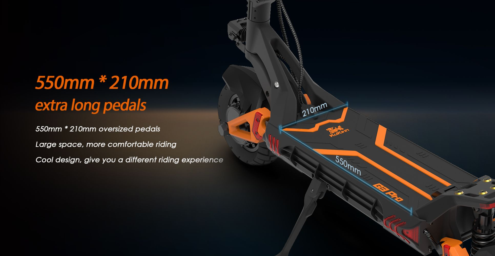 Uno scooter elettrico nero e arancione con pedali larghi. Dimensioni 550x210mm.