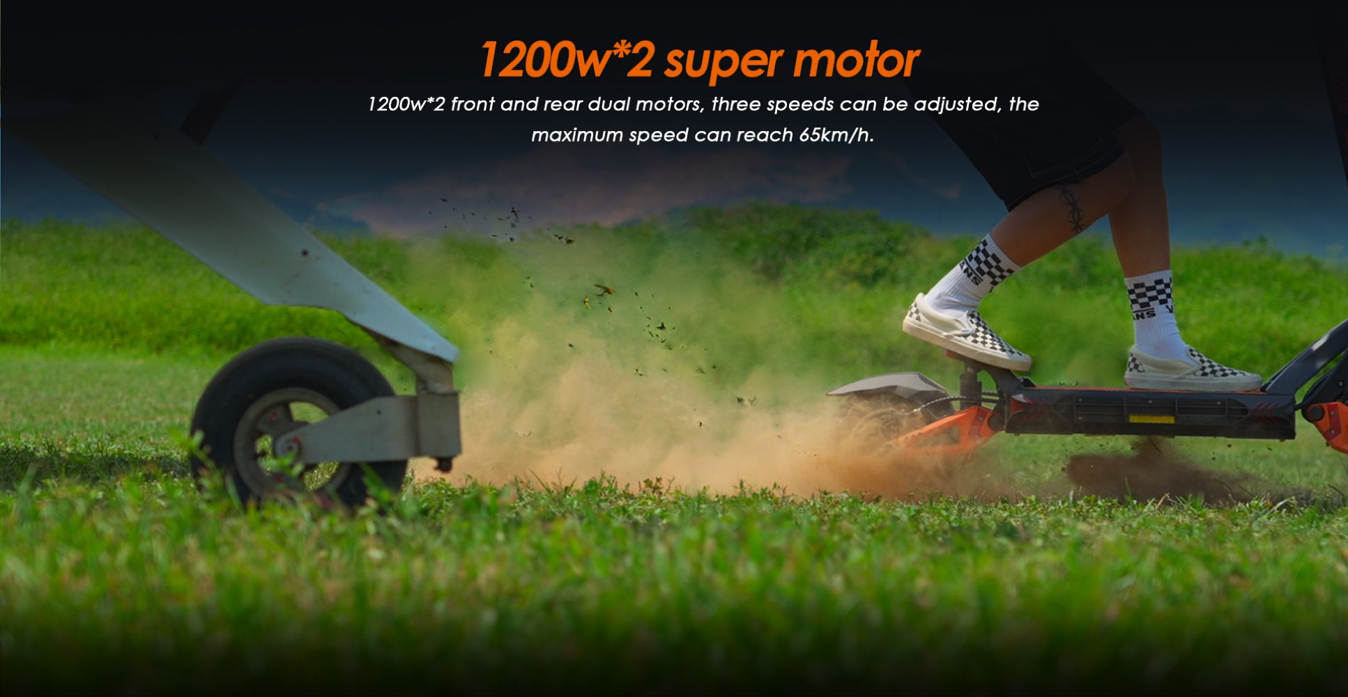 Uno scooter elettrico corre sull'erba sollevando polvere, con testo su motore 1200W*2.