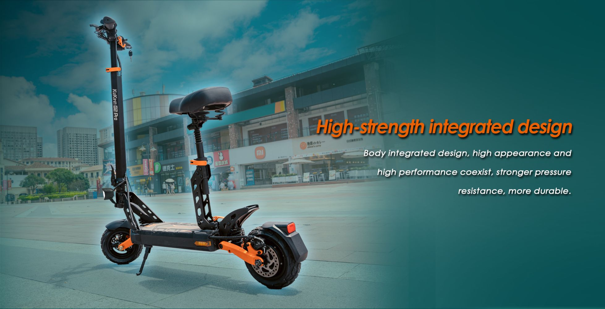 Uno scooter elettrico nero con accenti arancioni si trova in strada.