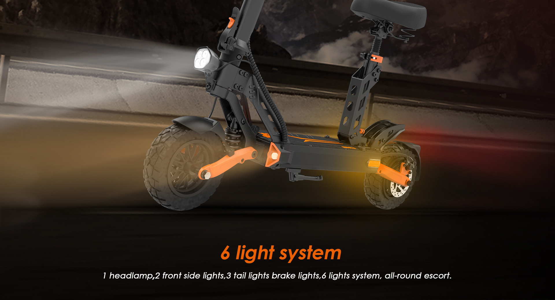 Monopattino elettrico nero con accenti arancioni, dotato di faro e luci.