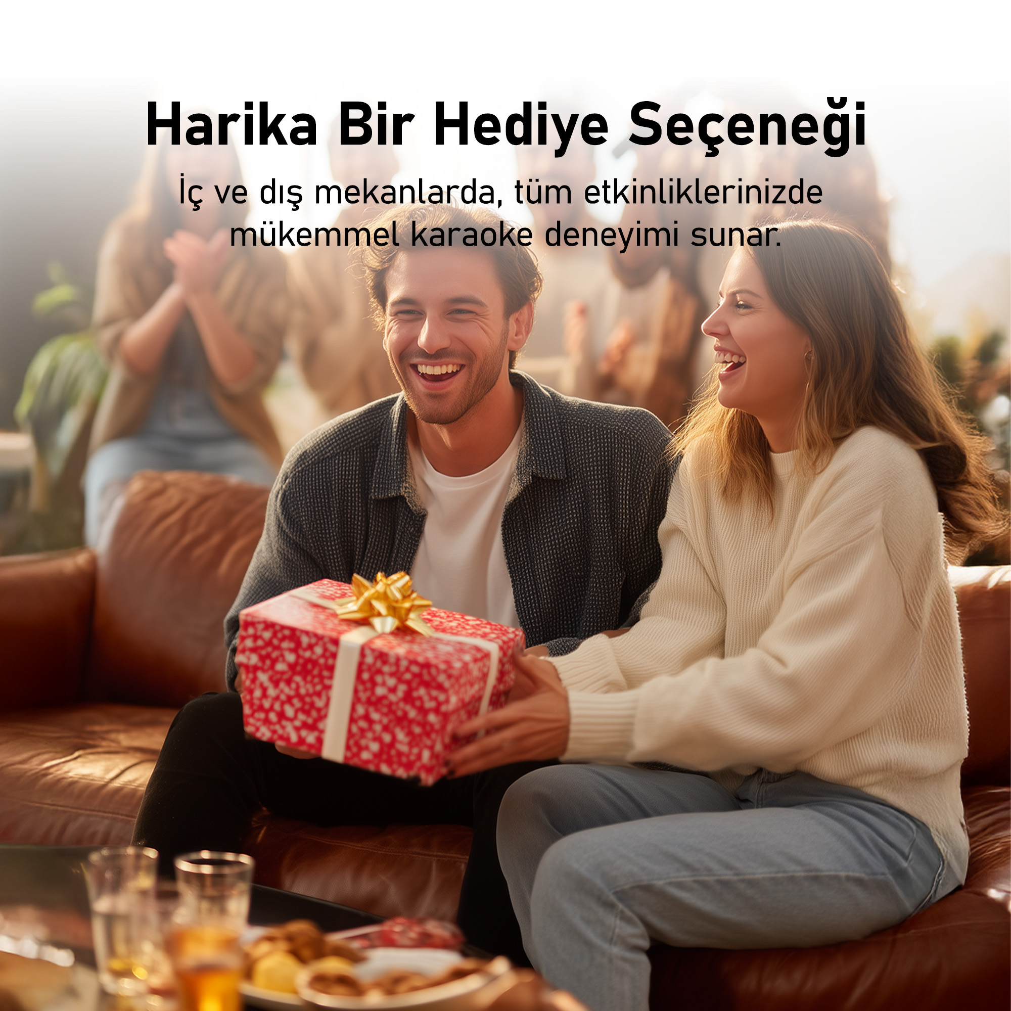 Bir adam, gülümseyen bir kadına kırmızı beyaz hediye kutusu veriyor.