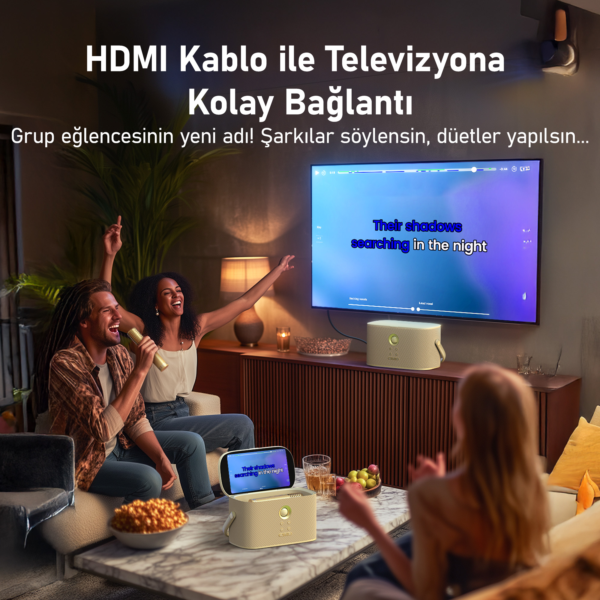 İnsanlar HDMI ile bağlı taşınabilir hoparlörle evde karaoke yapıyor.