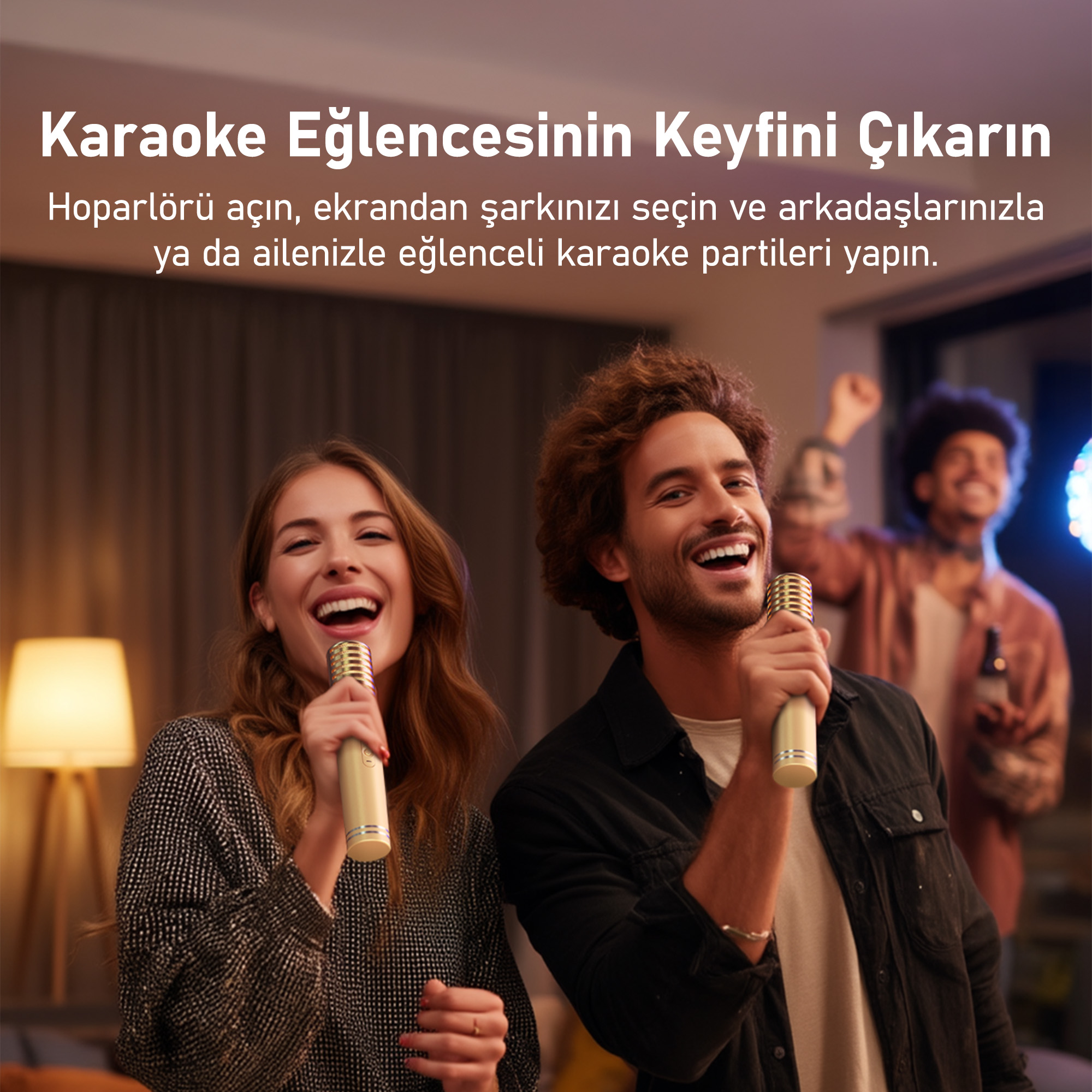 Bir erkek ve bir kadın mikrofonla şarkı söylüyor, arkada arkadaşlar dans ediyor.