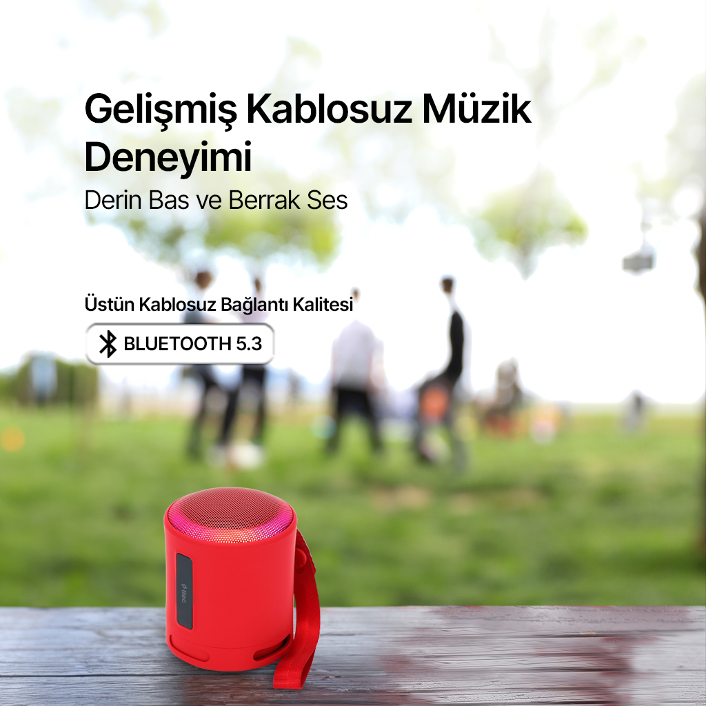 Kırmızı Bluetooth hoparlör ahşap masada. Arkada bulanık insanlar görünüyor.