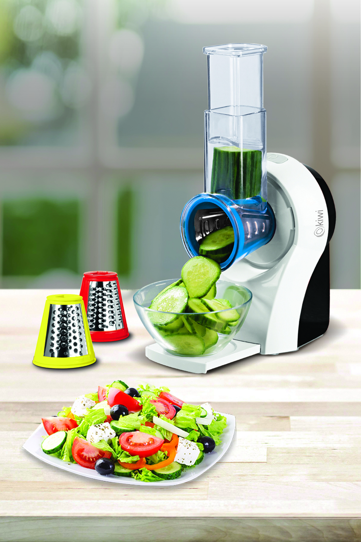 Mutfak dilimleyici salatalıkları bir kaseye dilimler, yanında salata var.