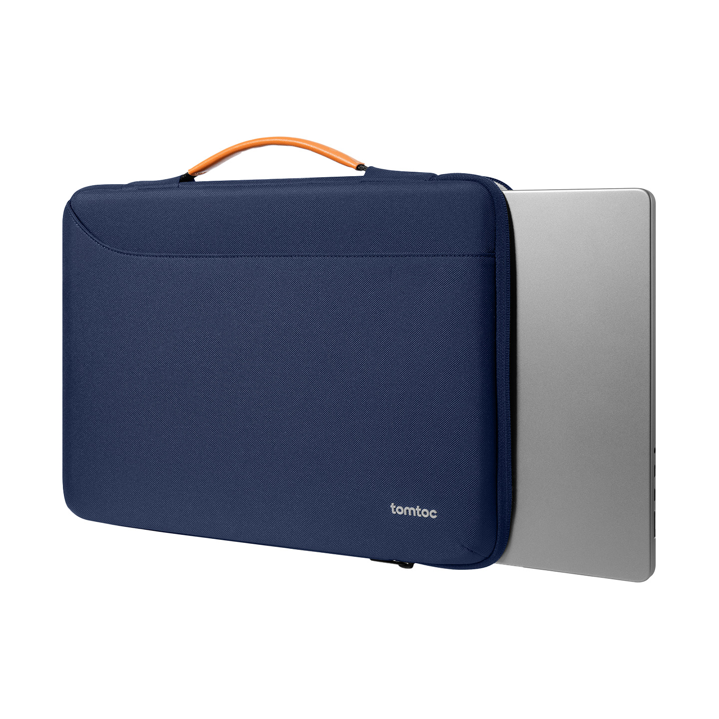 Kahverengi saplı lacivert laptop çantası, kısmen gümüş rengi bir dizüstü bilgisayar tutuyor.