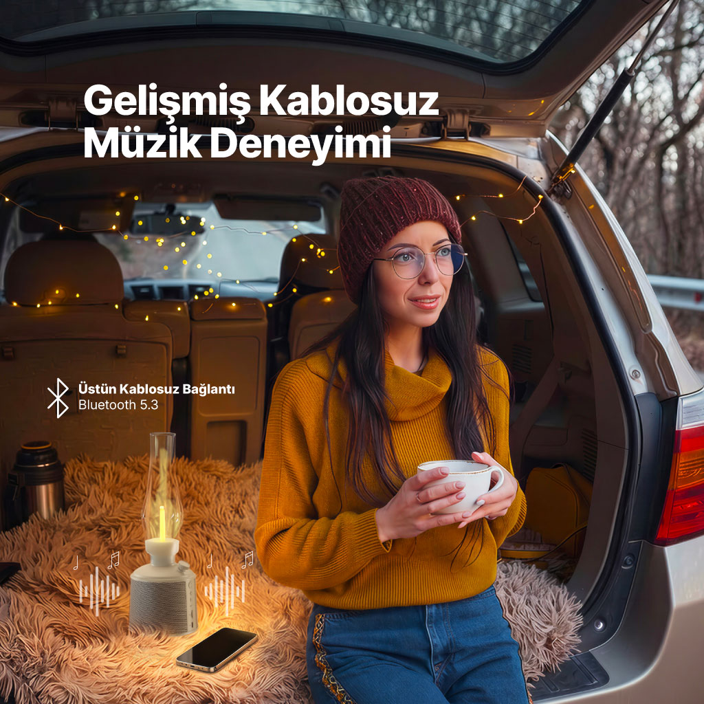 Kadın arabada fincan ve hoparlörle, arkada ışık zinciri.