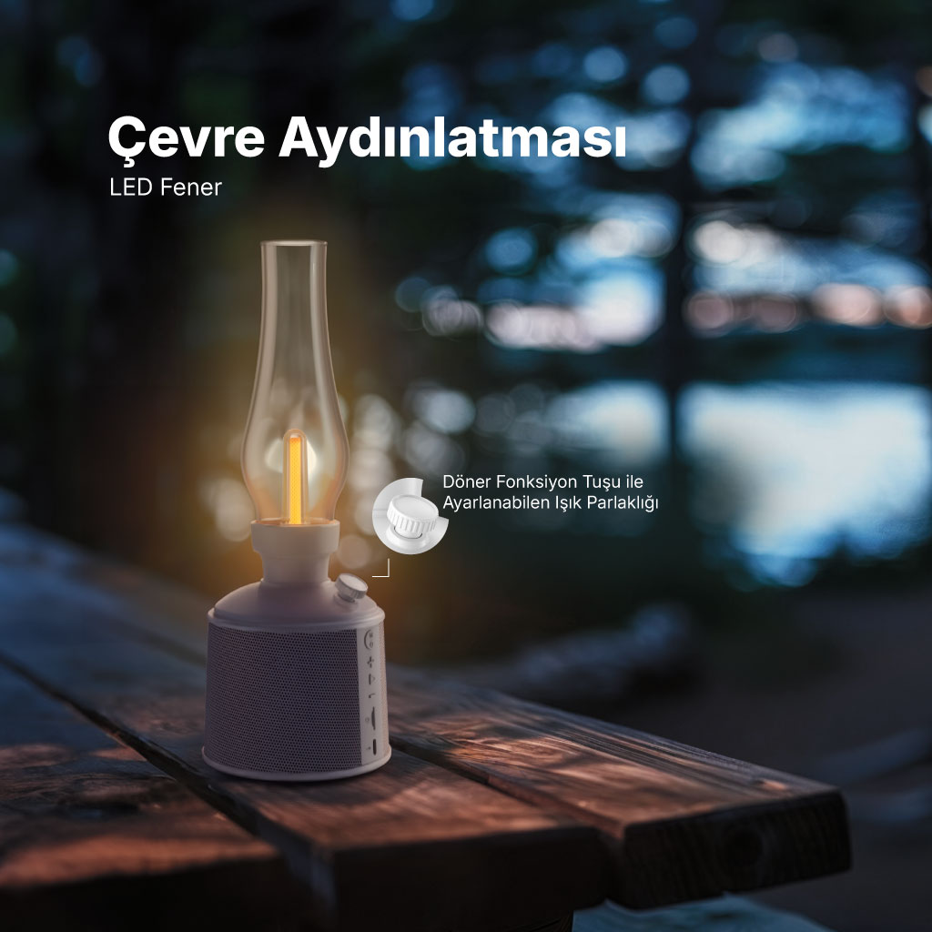 Hoparlör tabanlı vintage tarzı LED fener dışarıda ahşap masanın üzerinde duruyor.