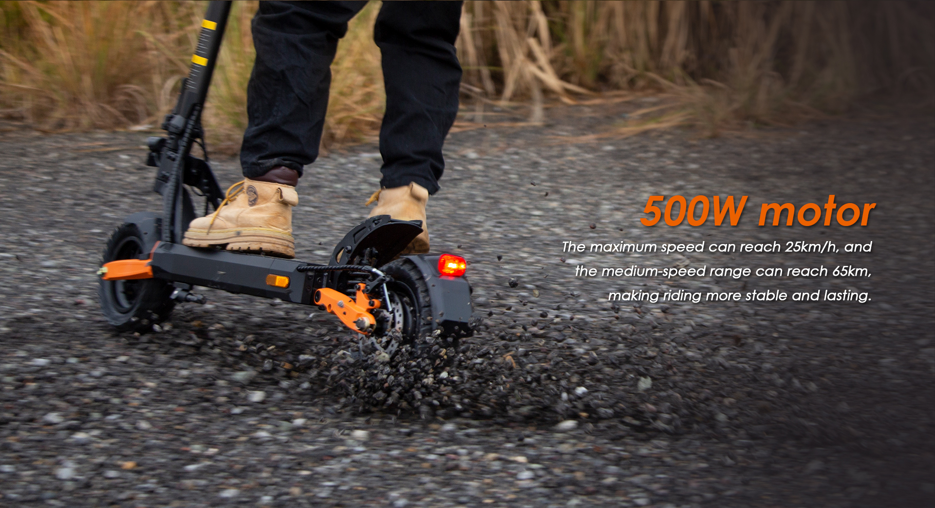 Una persona guida uno scooter elettrico su ghiaia. Lo scooter ha un motore da 500W.