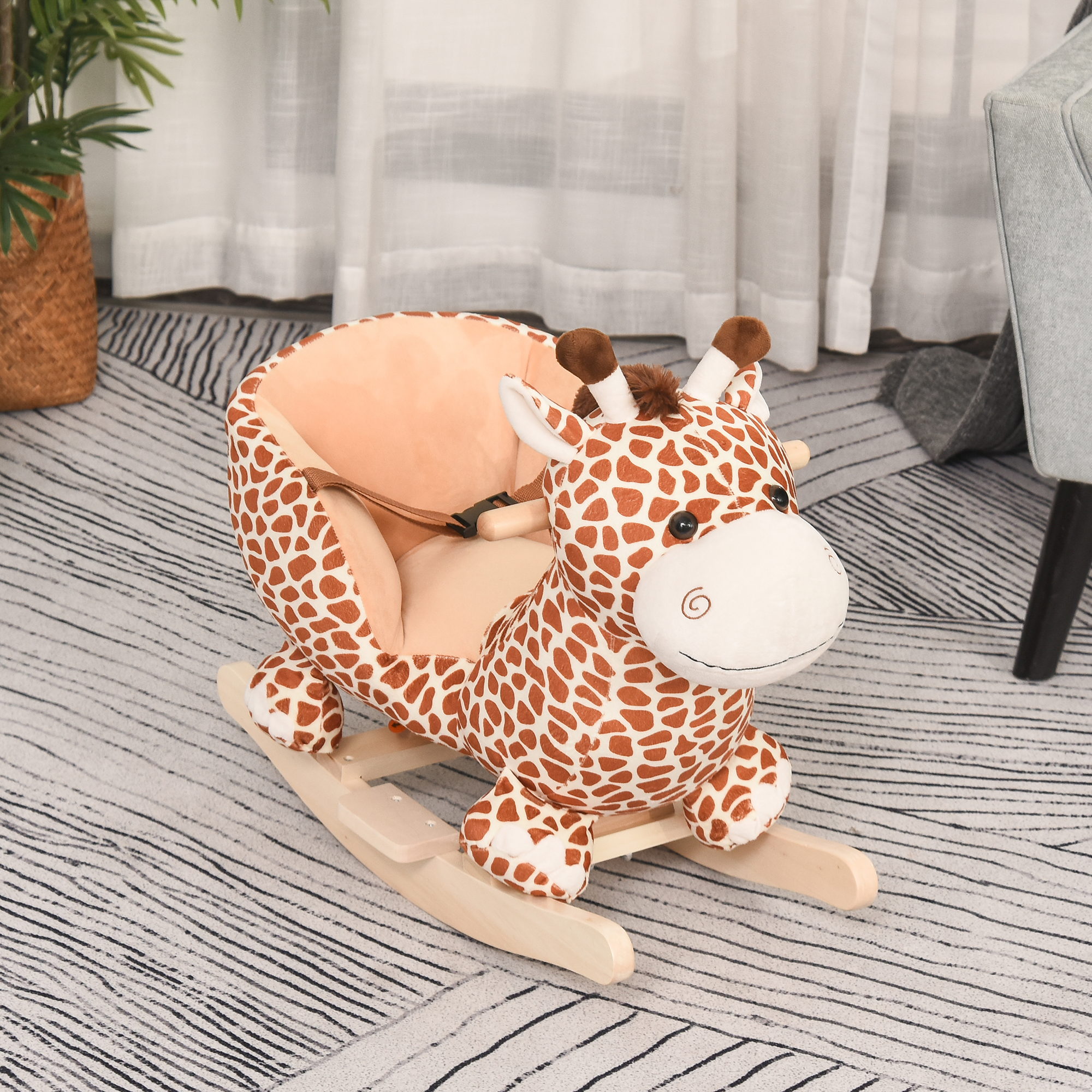 Un balancín de jirafa de peluche con manchas marrones sobre fondo claro.