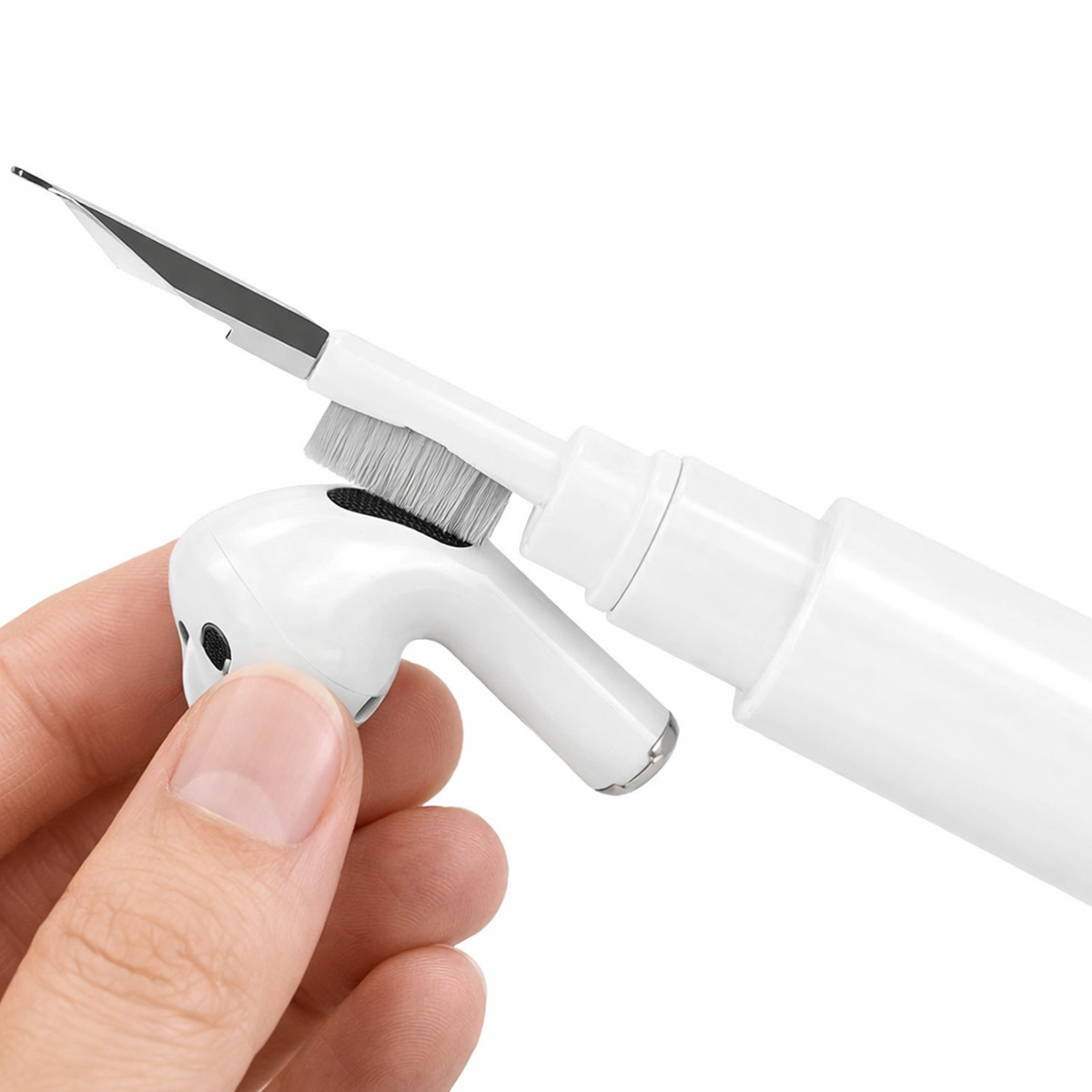 Una mano tiene un auricolare bianco mentre uno strumento di pulizia ne spazzola la rete.
