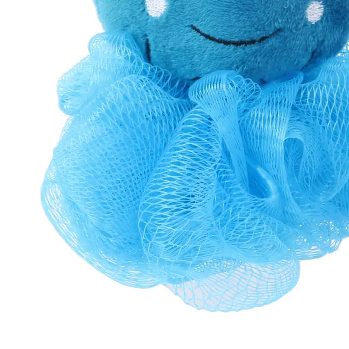 Una spugna da bagno blu con una faccia carina, su sfondo bianco.